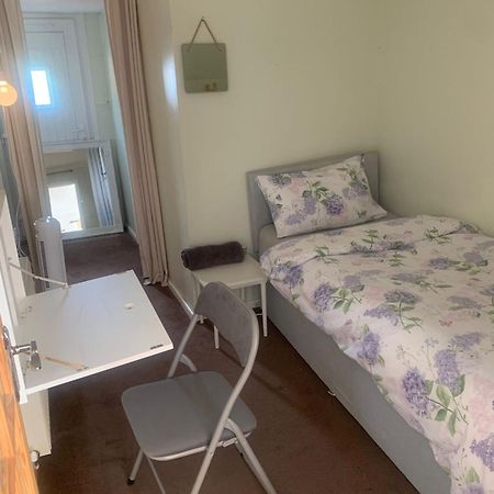 Beaconsfield 4 Bedroom House In Quiet And A Very Pleasant Area, Near London Luton Airport With Free Parking, Fast Wifi, Smart Tv Dış mekan fotoğraf