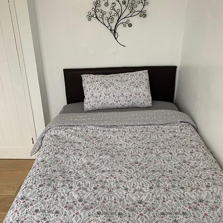 Luton Airport Guest House In Quiet And A Very Pleasant Area, Near London Luton Airport With Free Parking, Wifi, Smart Tv Dış mekan fotoğraf
