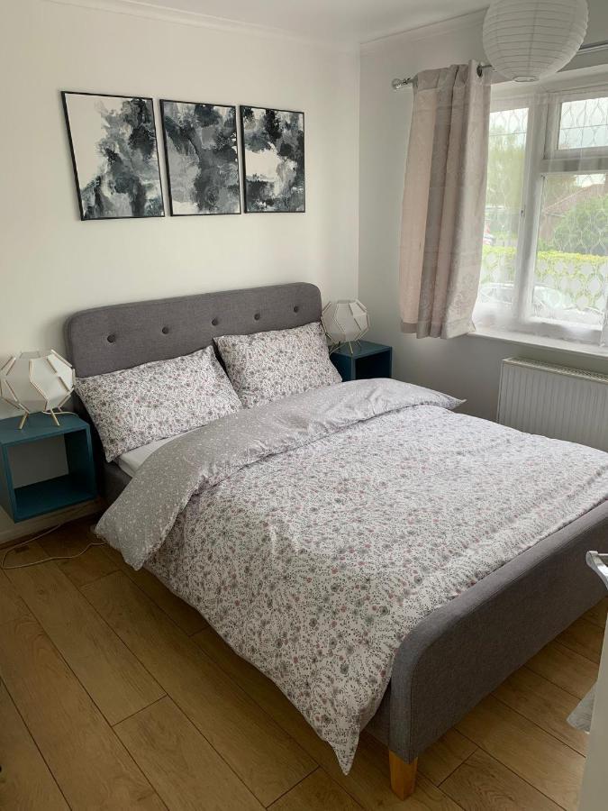 Beaconsfield 4 Bedroom House In Quiet And A Very Pleasant Area, Near London Luton Airport With Free Parking, Fast Wifi, Smart Tv Dış mekan fotoğraf