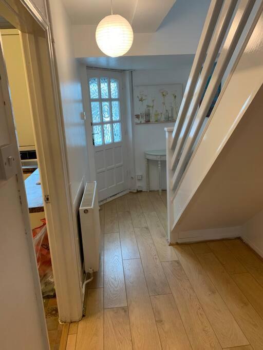 Beaconsfield 4 Bedroom House In Quiet And A Very Pleasant Area, Near London Luton Airport With Free Parking, Fast Wifi, Smart Tv Dış mekan fotoğraf