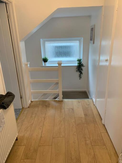 Beaconsfield 4 Bedroom House In Quiet And A Very Pleasant Area, Near London Luton Airport With Free Parking, Fast Wifi, Smart Tv Dış mekan fotoğraf