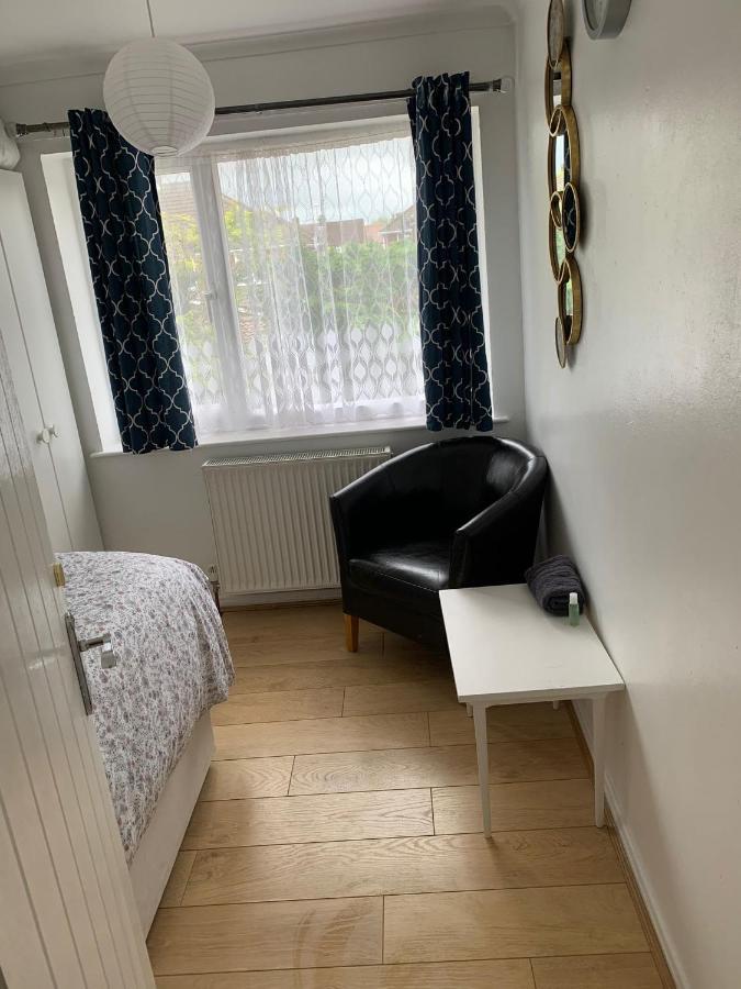 Beaconsfield 4 Bedroom House In Quiet And A Very Pleasant Area, Near London Luton Airport With Free Parking, Fast Wifi, Smart Tv Dış mekan fotoğraf