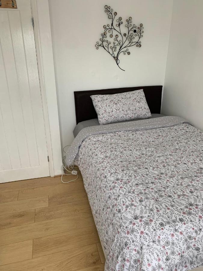 Beaconsfield 4 Bedroom House In Quiet And A Very Pleasant Area, Near London Luton Airport With Free Parking, Fast Wifi, Smart Tv Dış mekan fotoğraf