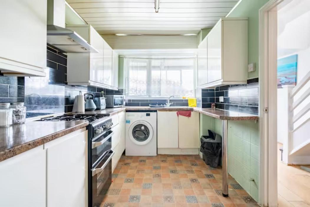 Beaconsfield 4 Bedroom House In Quiet And A Very Pleasant Area, Near London Luton Airport With Free Parking, Fast Wifi, Smart Tv Dış mekan fotoğraf