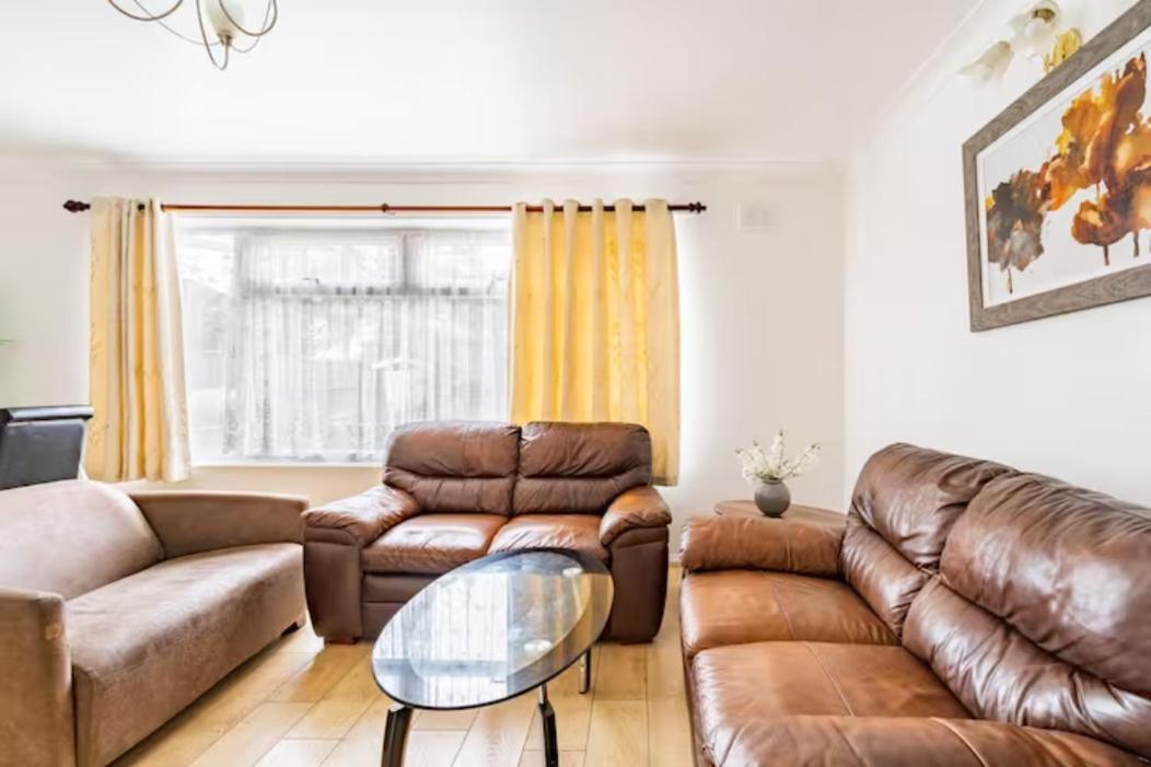 Beaconsfield 4 Bedroom House In Quiet And A Very Pleasant Area, Near London Luton Airport With Free Parking, Fast Wifi, Smart Tv Dış mekan fotoğraf