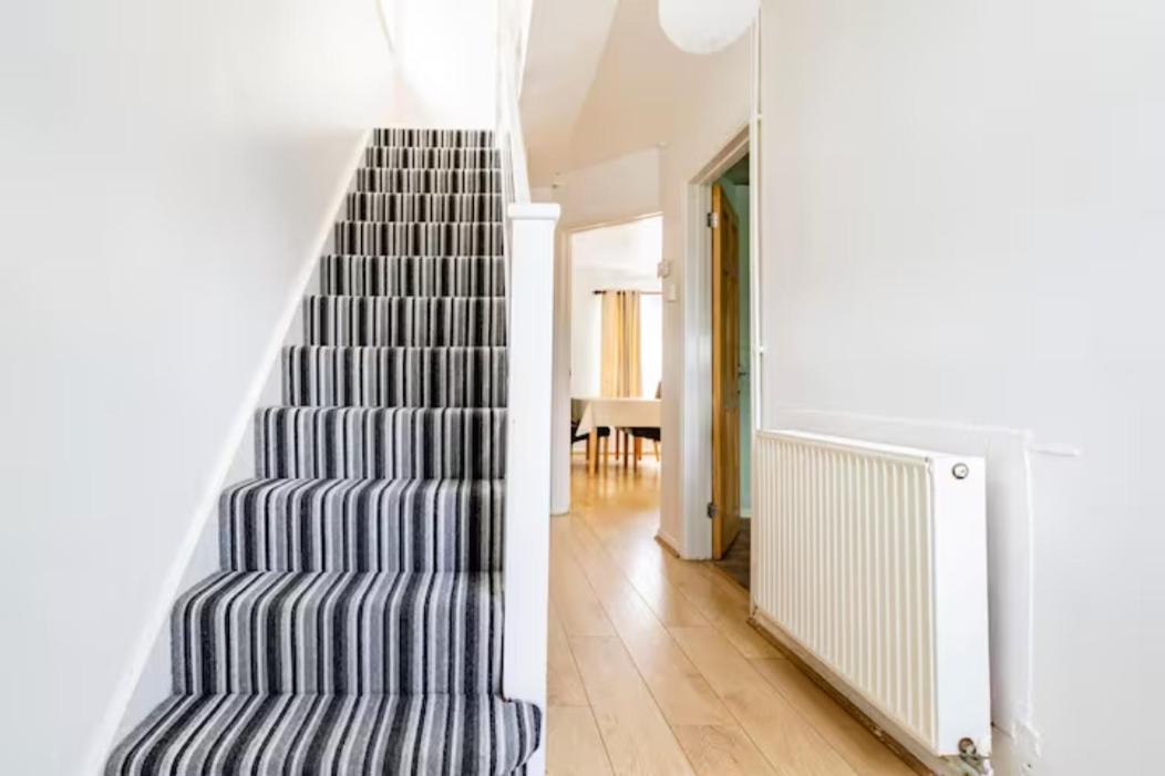 Luton Airport Guest House In Quiet And A Very Pleasant Area, Near London Luton Airport With Free Parking, Wifi, Smart Tv Dış mekan fotoğraf