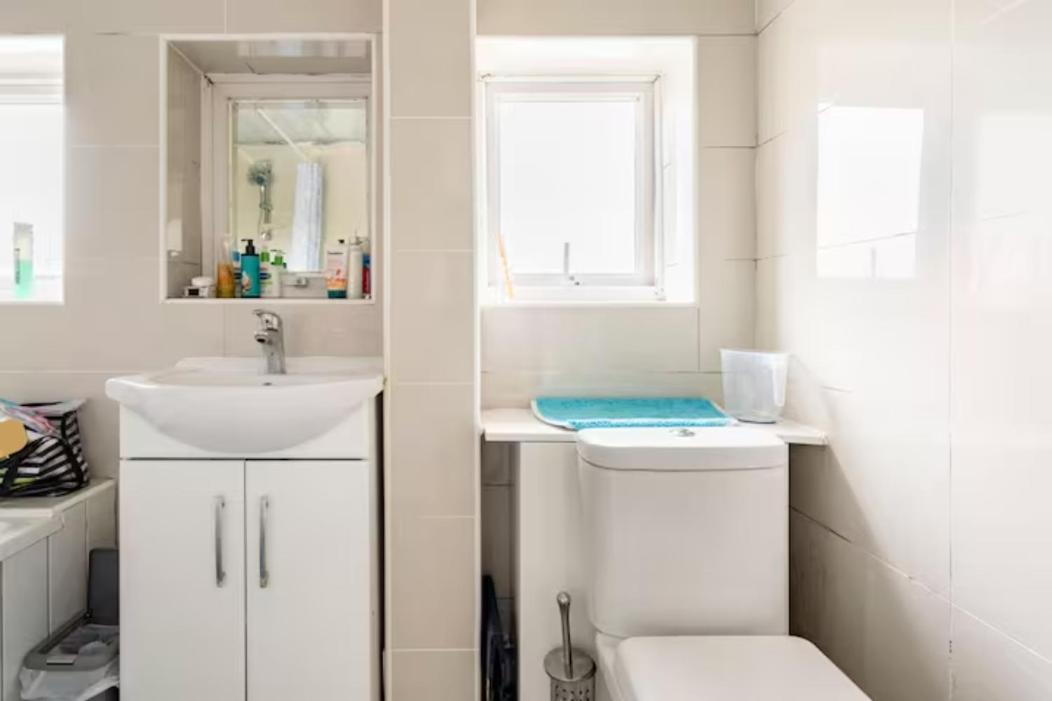 Luton Airport Guest House In Quiet And A Very Pleasant Area, Near London Luton Airport With Free Parking, Wifi, Smart Tv Dış mekan fotoğraf