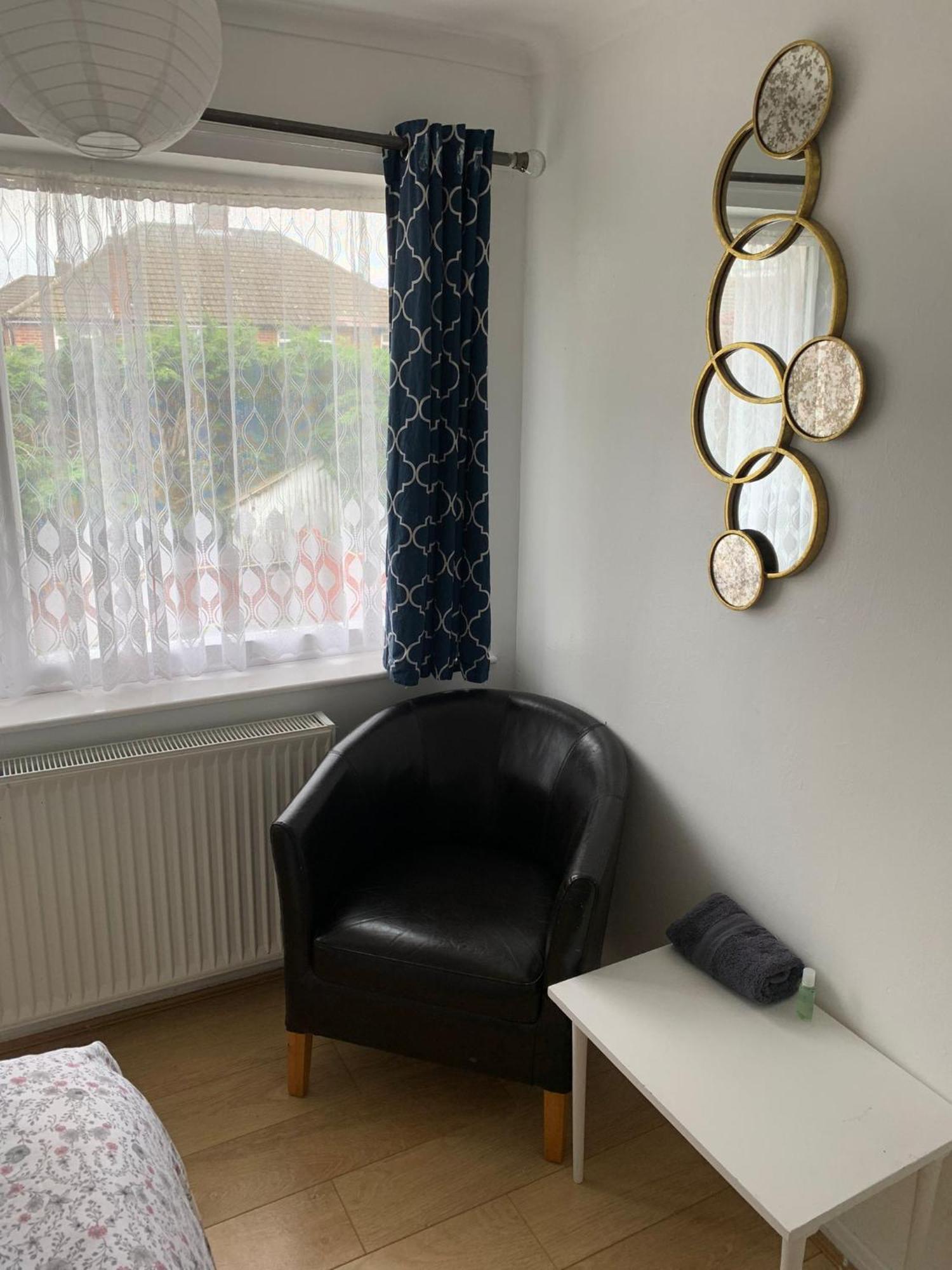 Luton Airport Guest House In Quiet And A Very Pleasant Area, Near London Luton Airport With Free Parking, Wifi, Smart Tv Oda fotoğraf