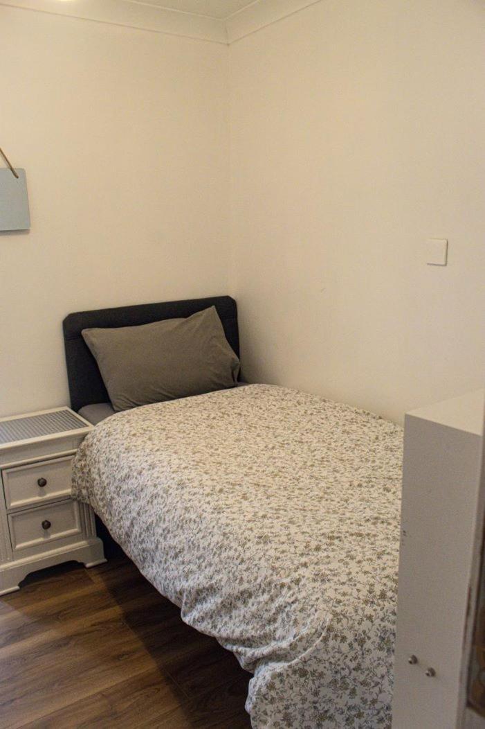 Luton Airport Guest House In Quiet And A Very Pleasant Area, Near London Luton Airport With Free Parking, Wifi, Smart Tv Oda fotoğraf