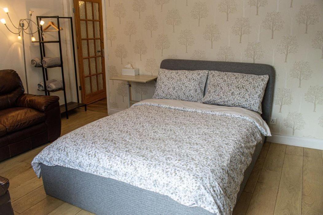 Luton Airport Guest House In Quiet And A Very Pleasant Area, Near London Luton Airport With Free Parking, Wifi, Smart Tv Dış mekan fotoğraf