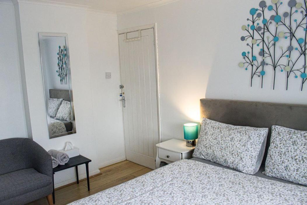 Luton Airport Guest House In Quiet And A Very Pleasant Area, Near London Luton Airport With Free Parking, Wifi, Smart Tv Dış mekan fotoğraf