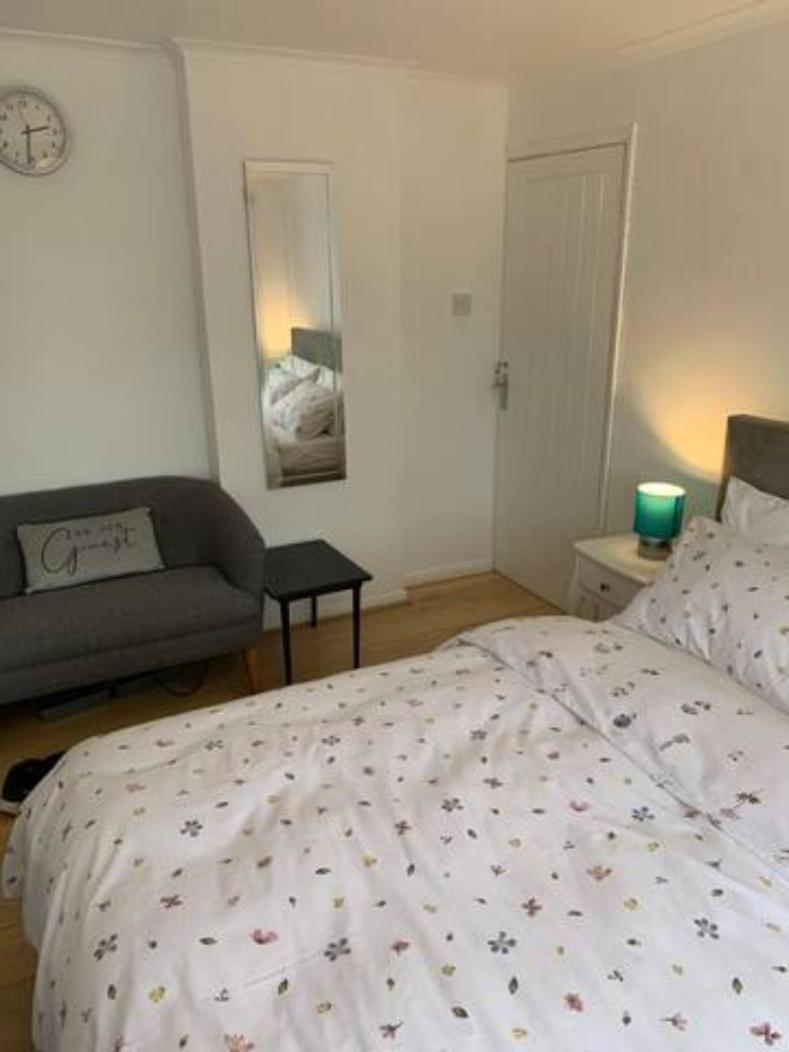 Luton Airport Guest House In Quiet And A Very Pleasant Area, Near London Luton Airport With Free Parking, Wifi, Smart Tv Dış mekan fotoğraf